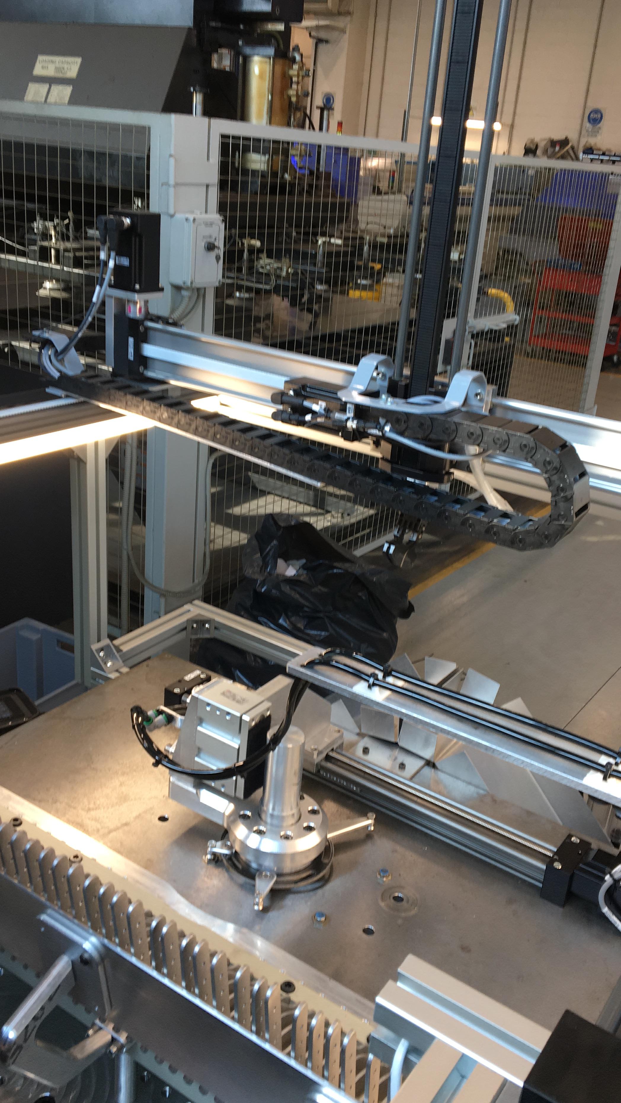 Hệ thống uốn thanh tay vịn với igus® gantry và igus® robot control