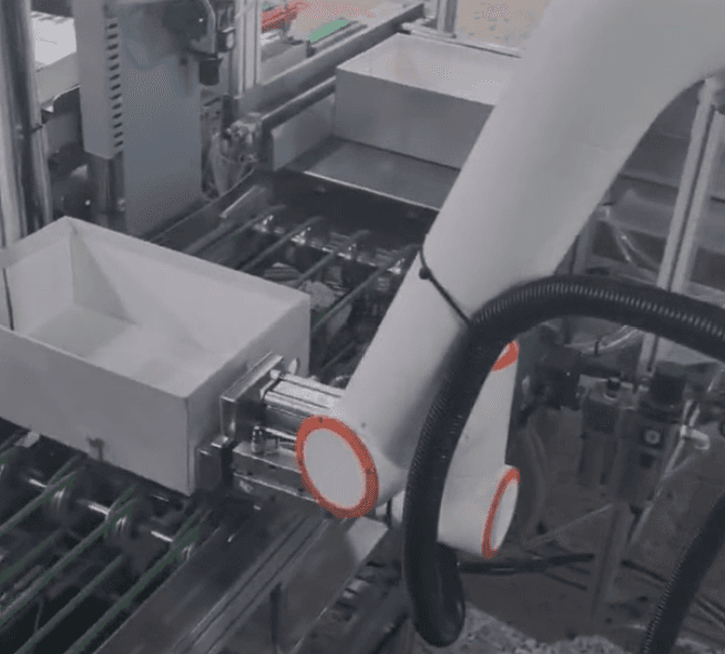 Ghi nhãn hộp giày với robot Fairino FR5