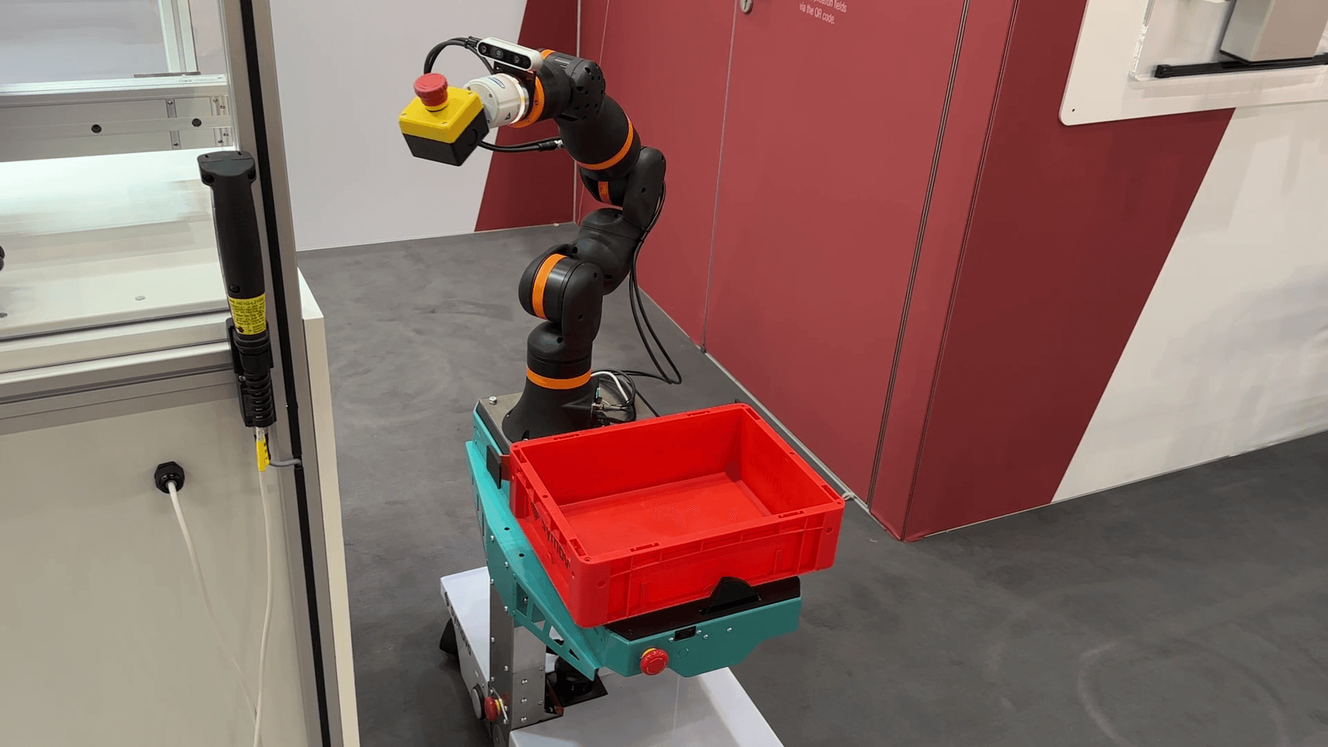Autonomous mobile robot (AMR) with fully integrated igus ReBeL as a trade fair exhibit